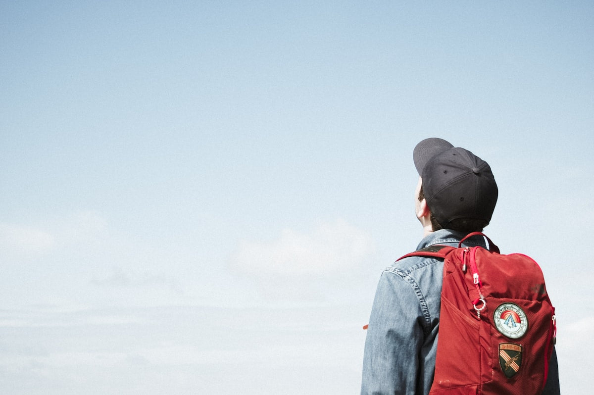 Ouder helpt kind dat moeite heeft op de middelbare school