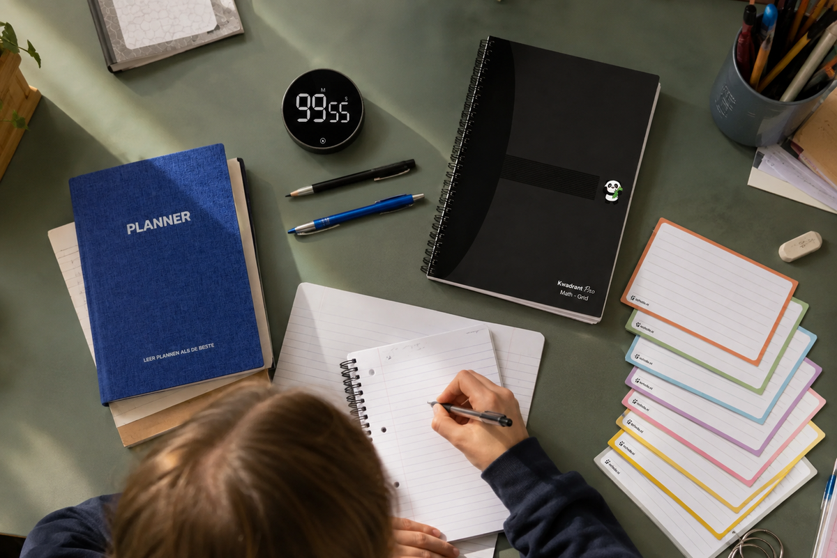 Kind schrijft aan een bureau met planner, studieklok, flashcards en schrift